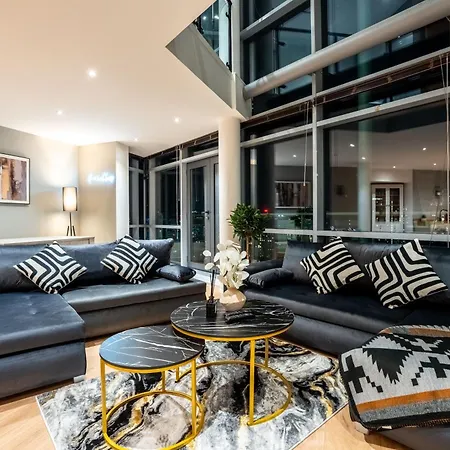 Duplex Penthouse By The River - Sleeps 10 - Modern *