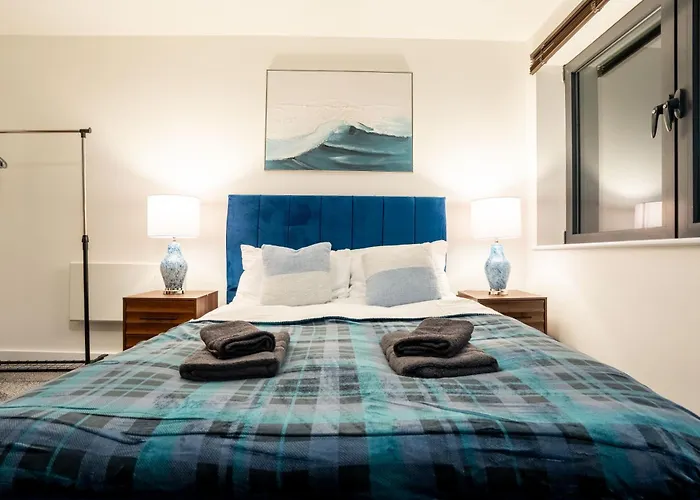 Duplex Penthouse By The River - Sleeps 10 - Modern *