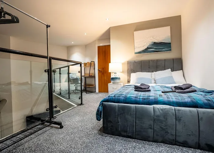 Duplex Penthouse By The River - Sleeps 10 - Modern 公寓