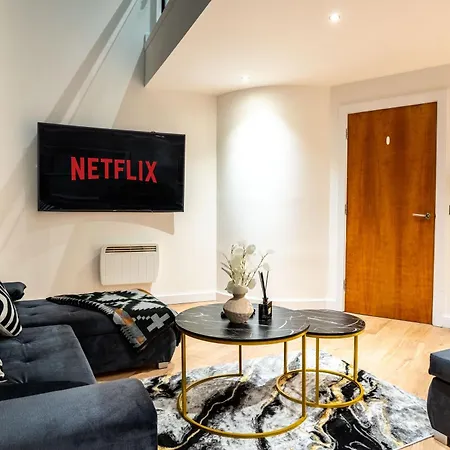 Duplex Penthouse By The River - Sleeps 10 - Modern * Leeds (West Yorkshire)