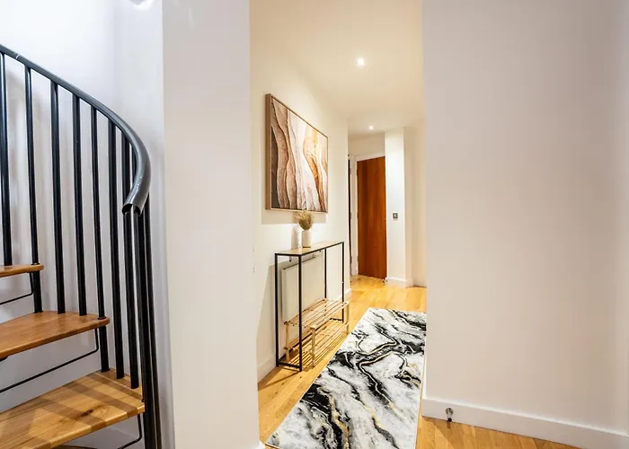 Duplex Penthouse By The River - Sleeps 10 - Modern Leeds (West Yorkshire)