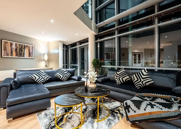 Duplex Penthouse By The River - Sleeps 10 - Modern *