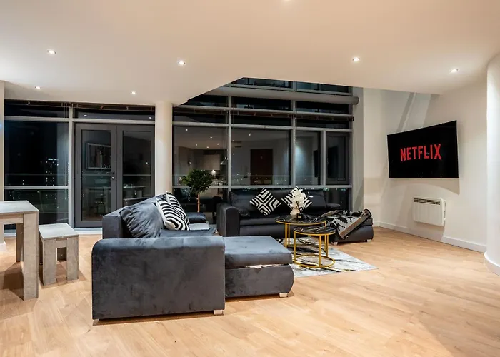 Duplex Penthouse By The River - Sleeps 10 - Modern * Leeds (West Yorkshire)