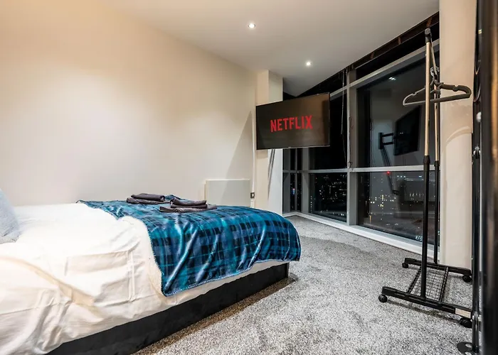 Duplex Penthouse By The River - Sleeps 10 - Modern *